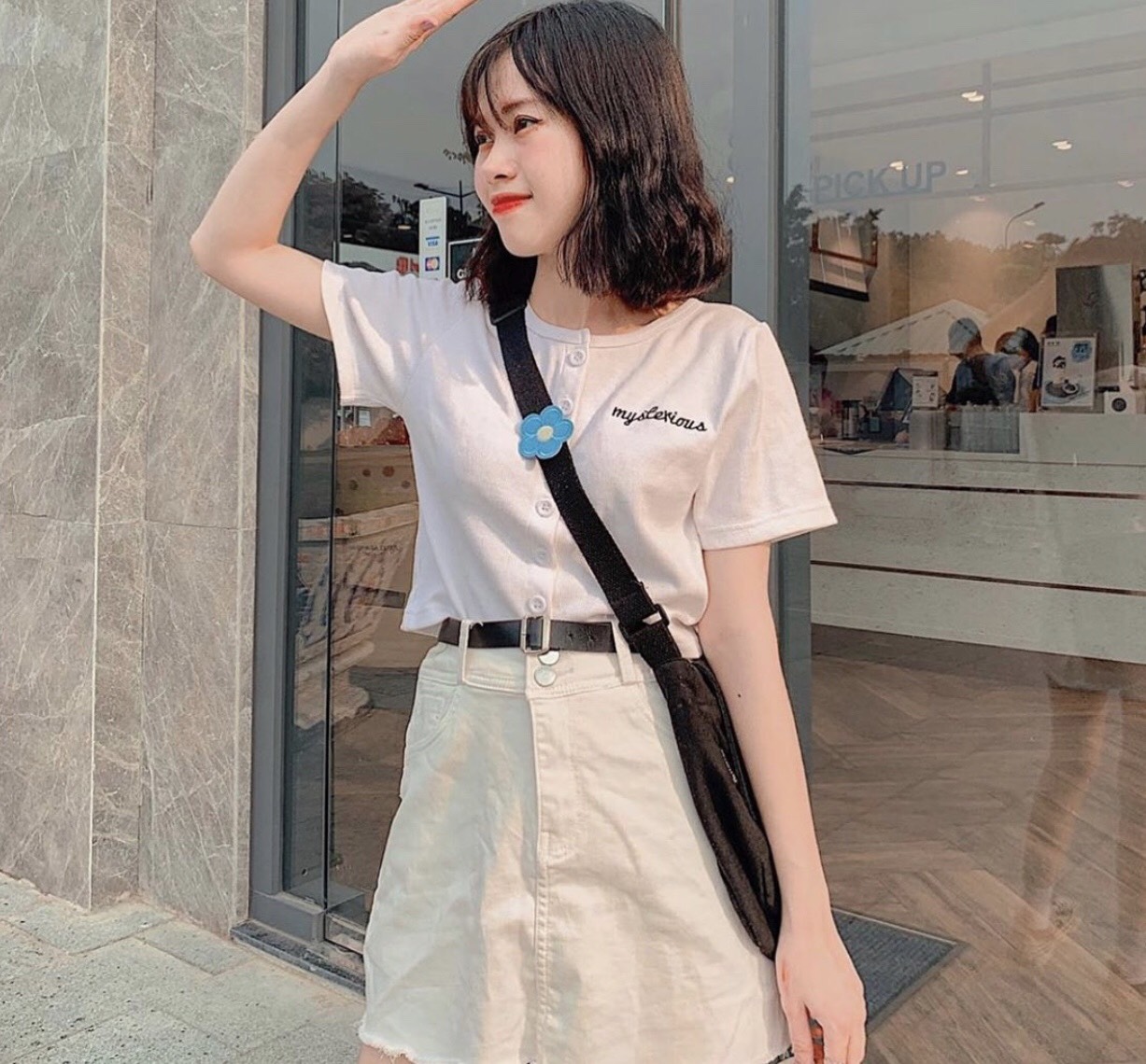 Croptop gân gài nut1 thêu chữ
