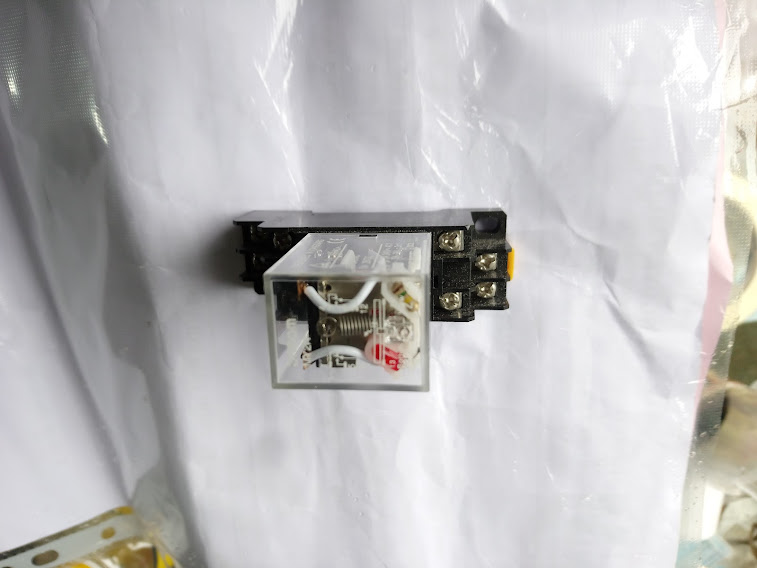 Relay trung gian 8 chân 5a 220v +đế