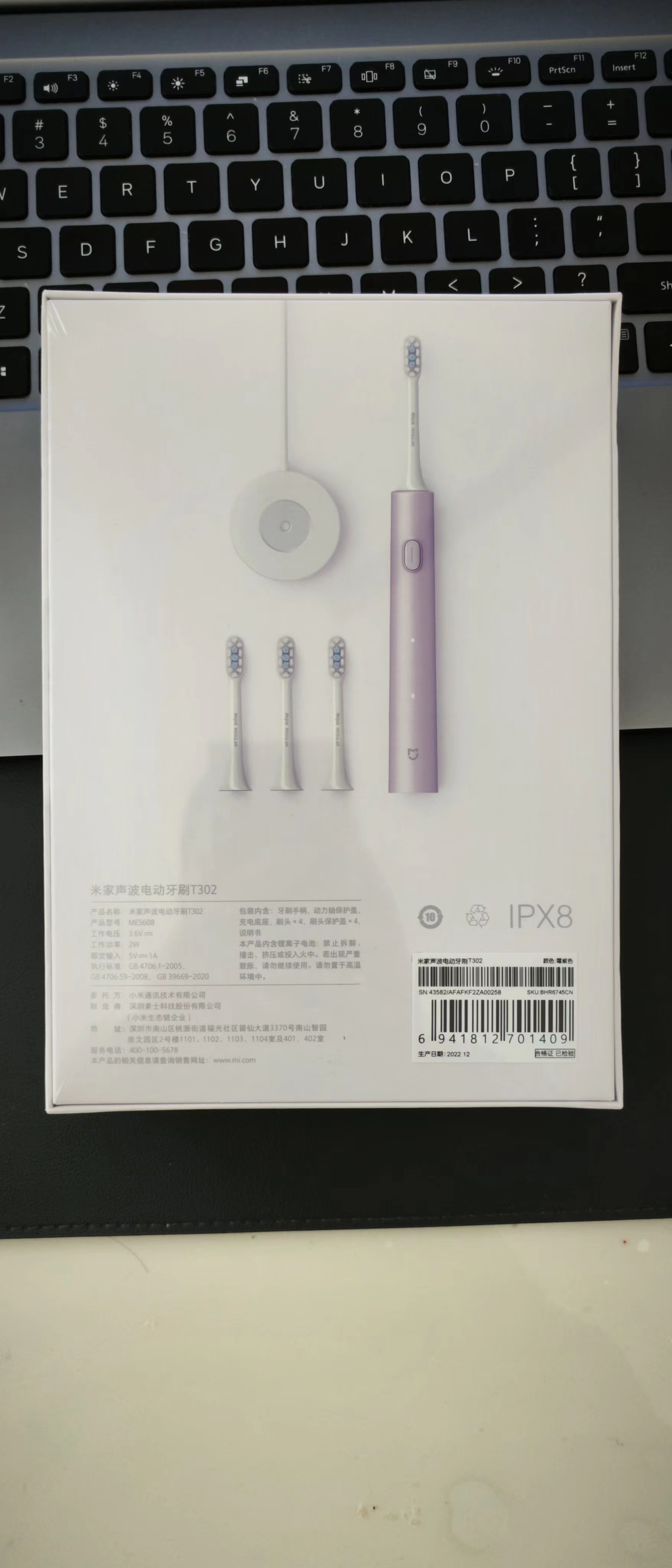 Electric toothbrush set with four brush heads