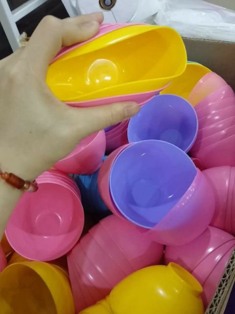 Bát nhựa dẻo trộn mặt nạ