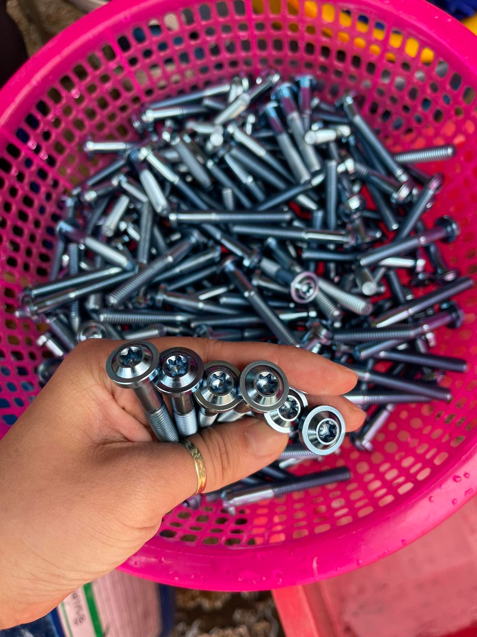 Ốc 8li60 đầu dù Titan Gr5 bắt cảng sau Vario AB