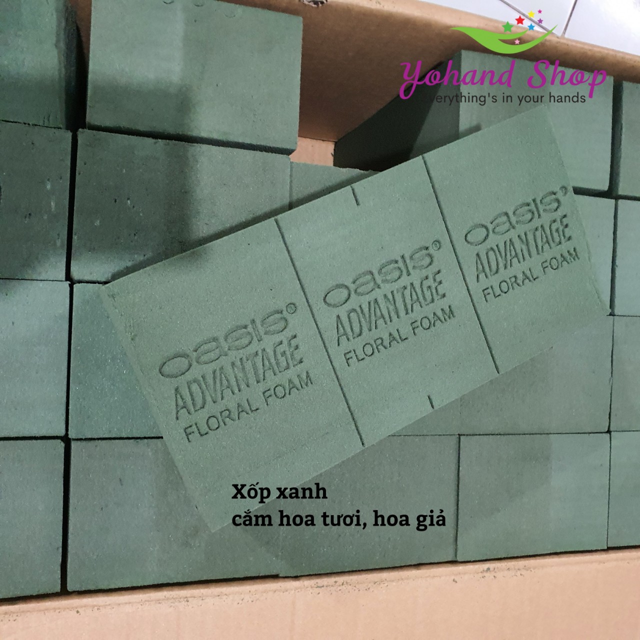 Xốp xanh cắm hoa tươi và hoa giả