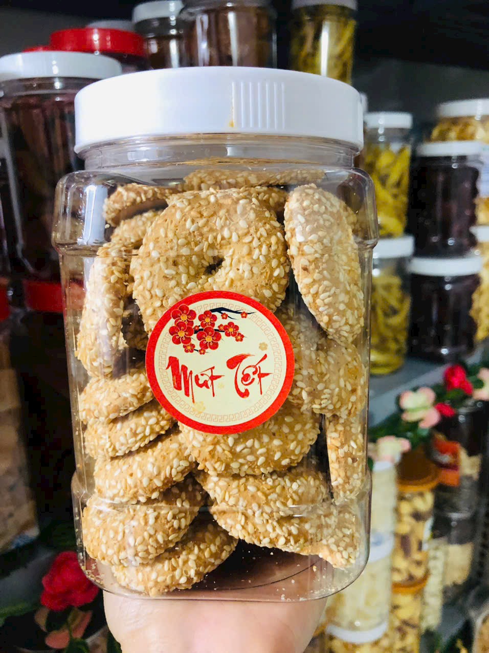 Bánh vòng mè - hàng ngon loại 1- giá cực rẻ- hũ 250g, thơm ngon, bánh giòn, nhiều mè, nhai béo béo, đảm bảo vsattp, bánh ăn vặt tuổi thơ ngon, bánh ăn vặt tết.