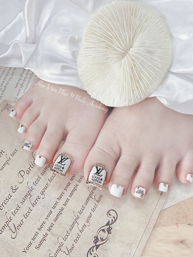 5+ mẫu nail chân màu trắng đẹp mê ly dành cho các nàng