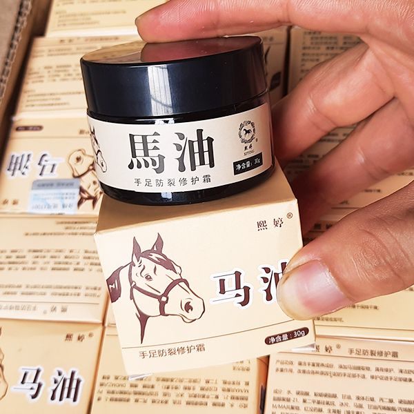 Kem dầu ngựa bôi nứt nẻ gót chân, sần sùi, bong tróc