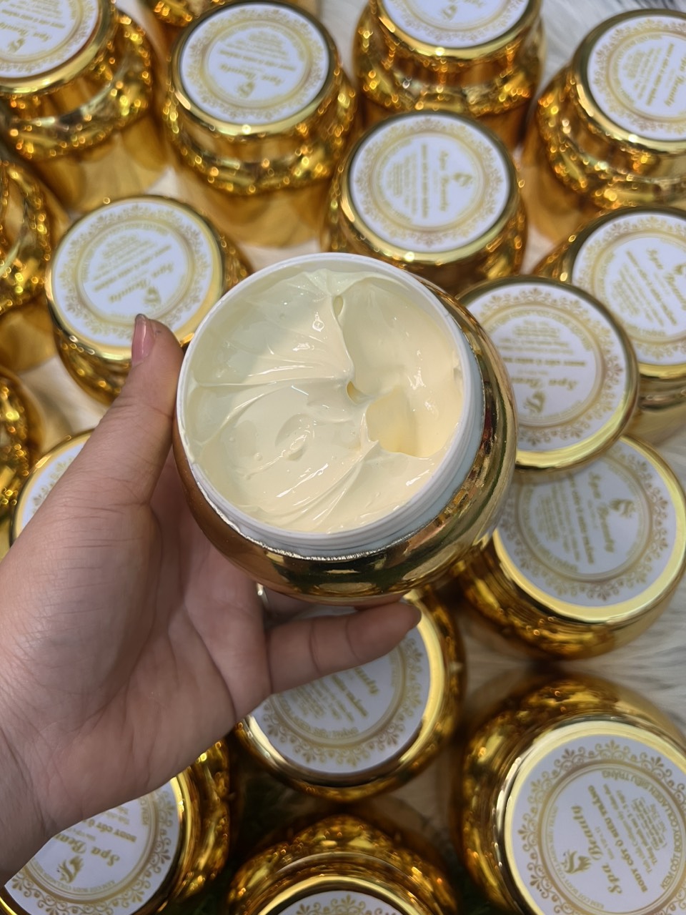 Kem body siêu dưỡng trắng da hoa ly vàng phân tử nước không bết rít dưỡng trắng da body sau 7 ngày