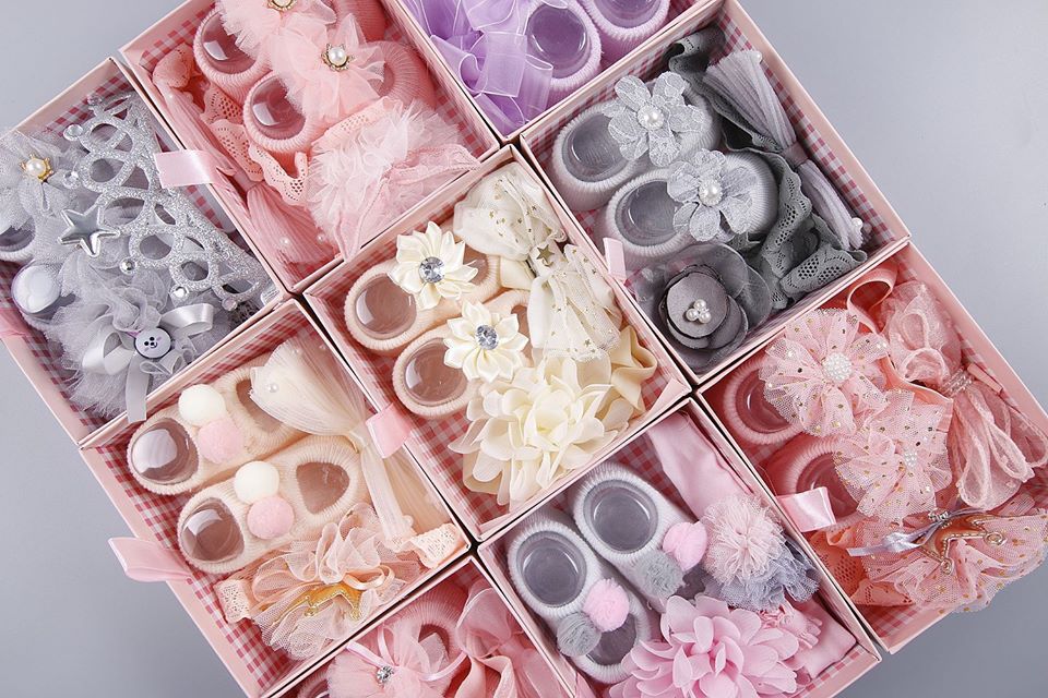 [PHỤ KIỆN] Hộp giày kèm tuban cho bé gái dưới 1 tuổi - Hộp quà tặng, quà đầy tháng, thôi nôi - Phụ kiện tóc, băng đô bé gái, tuban cho bé gái - Shop ChenShubi