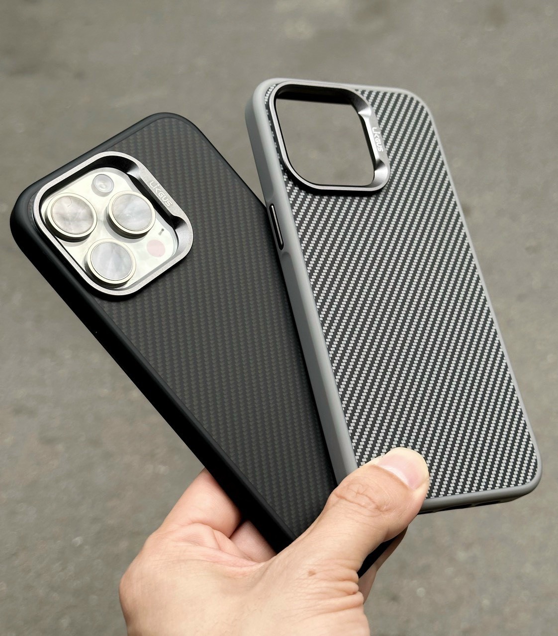 Ốp lưng vân carbon likgus iphone 15 pro, 15 pro max, 14 pro max, 13 pro max, 12 pro max chống sốc, chống bám vân tay