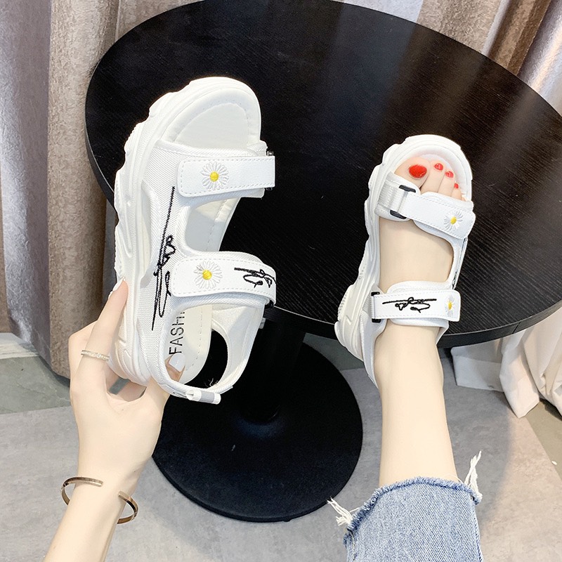 (2 MÀU) Sandal nữ Ulzang đế cao siêu êm 2 quai gắn hoa cúc hót trend 2 màu Đen Trắng