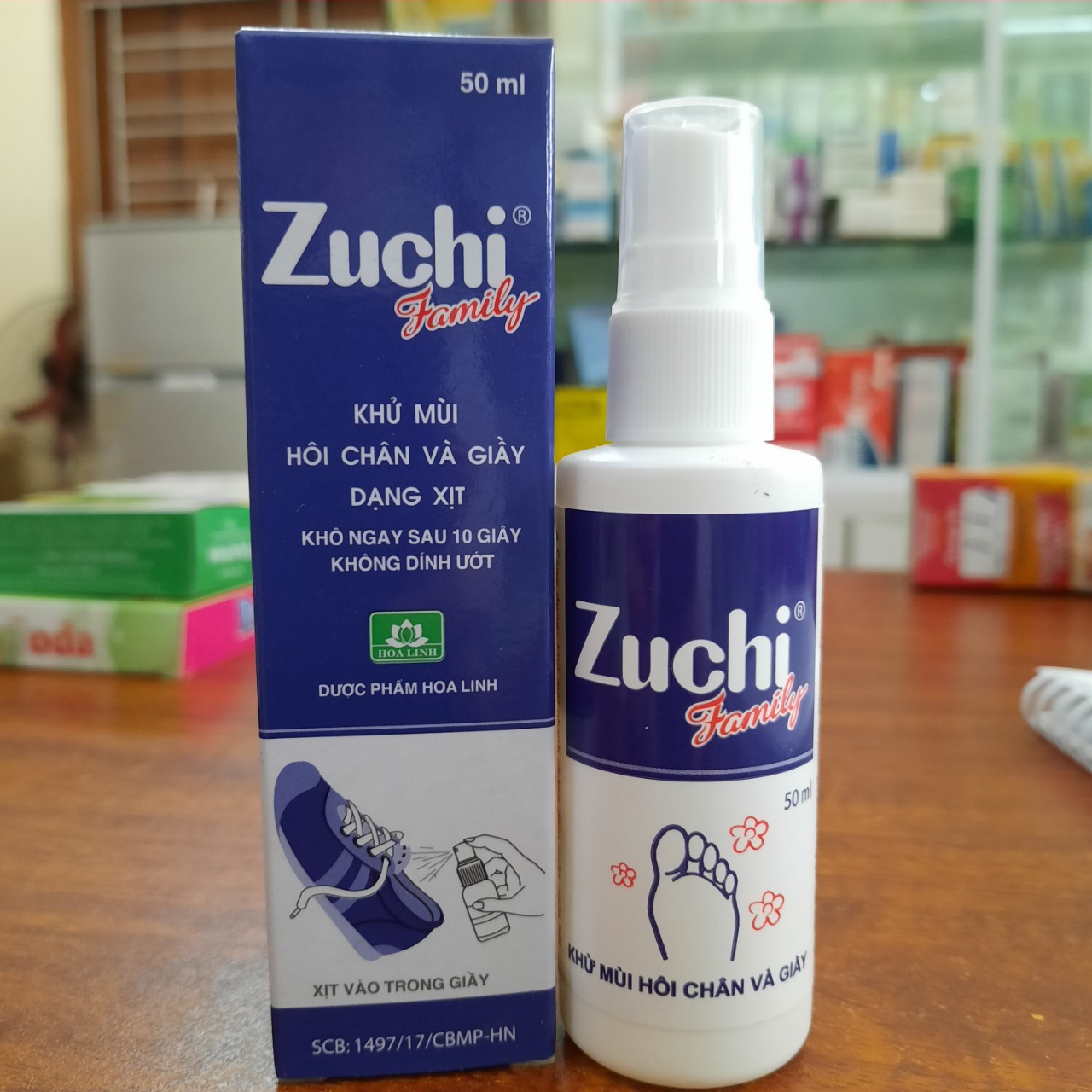Thực hư XỊT KHỬ MÙI ZUCHI FAMILY - Công ty TNHH Dược phẩm Hoa Linh giúp khử mùi hôi nhanh chóng, giúp ngăn ngừa hôi chân và giày, bảo vệ và giúp da bàn chân khô thoáng và sạch khi đi giày, góp phần ngăn ngừa nấm bàn chân - Chai 50mL