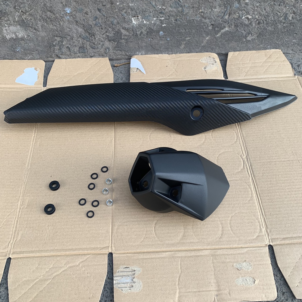 Ốp pô và chụp đích pô xe winner v1 màu đen nhám không tem