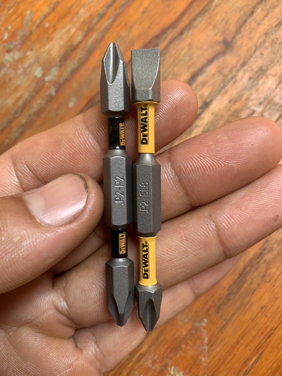 Bộ gồm 1 mũi vít 2 đầu ph2-ph2 , 1 mũi vít 2 đầu ph2-sl8 dewalt dài 70mm chính hãng có từ