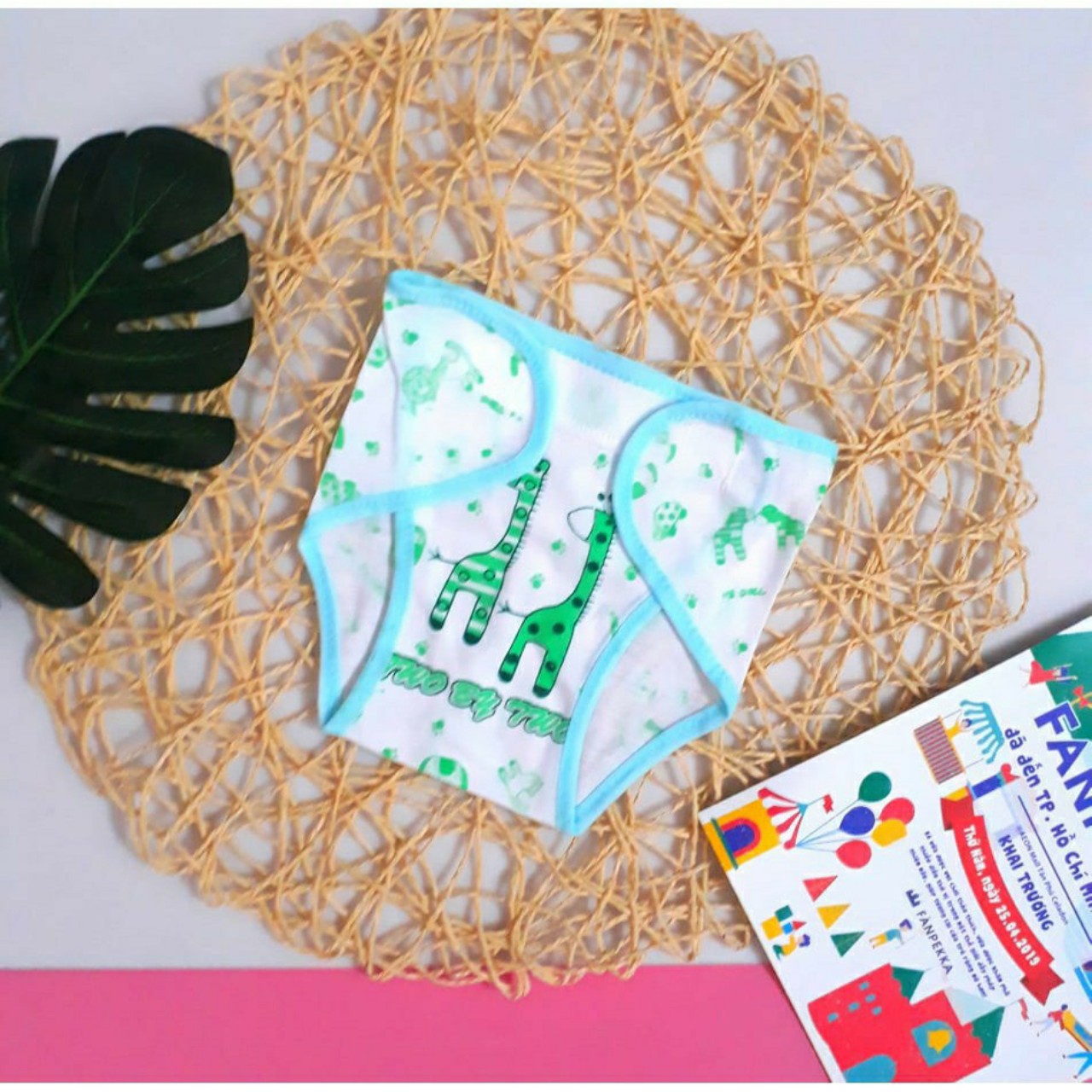 Bộ 5 tả vải in hình họa tiết siêu dễ thương cho bé 2-9 ký-Màu sắc họa tiết y hình