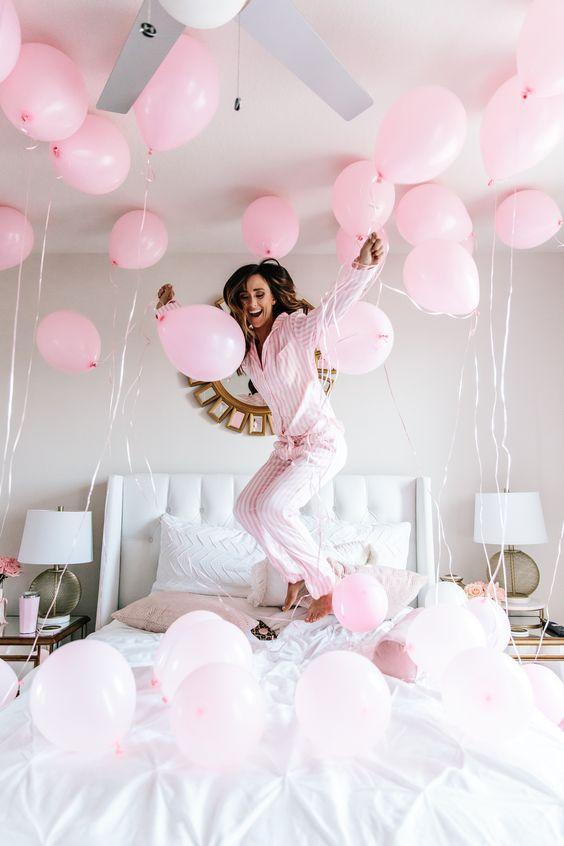 Set 100 vỏ bóng bay trắng, hồng da kèm dây ruy băng