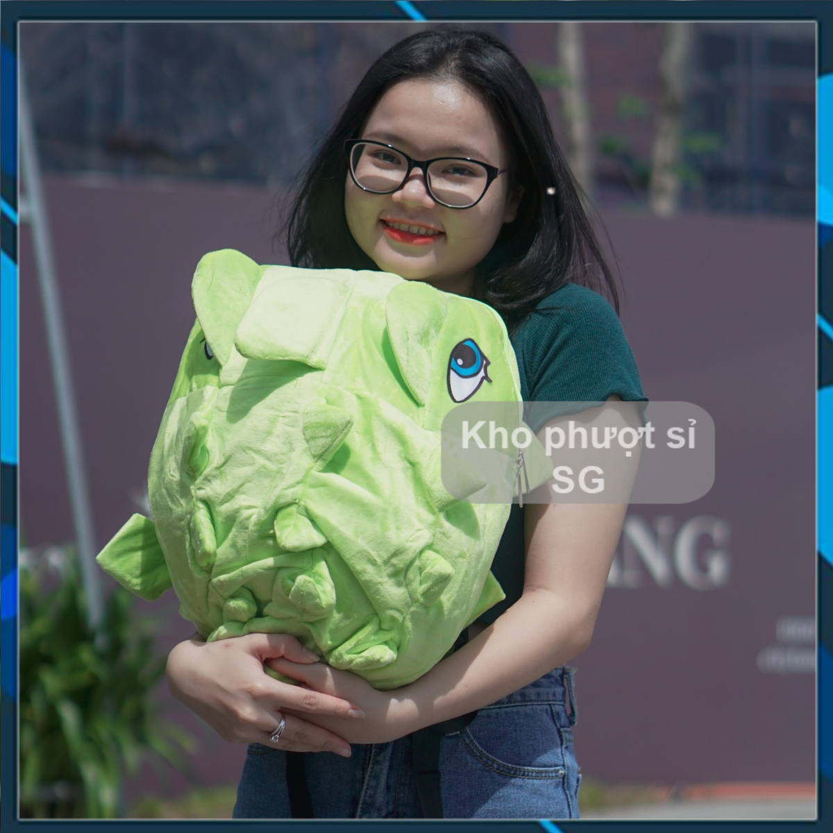 Balo đi học cho bé hình khủng long vải nhung mịn gấu bông màu xanh lá - Balo khủng long nhung nhiều màu chọn lựa