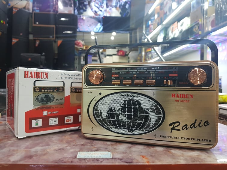 Đài radio hairun hr-503bt: đài sạc pin. thu sóng 3 kênh fm,am,sw. có bluetooth, cổng aux, usb, thẻ nhớ