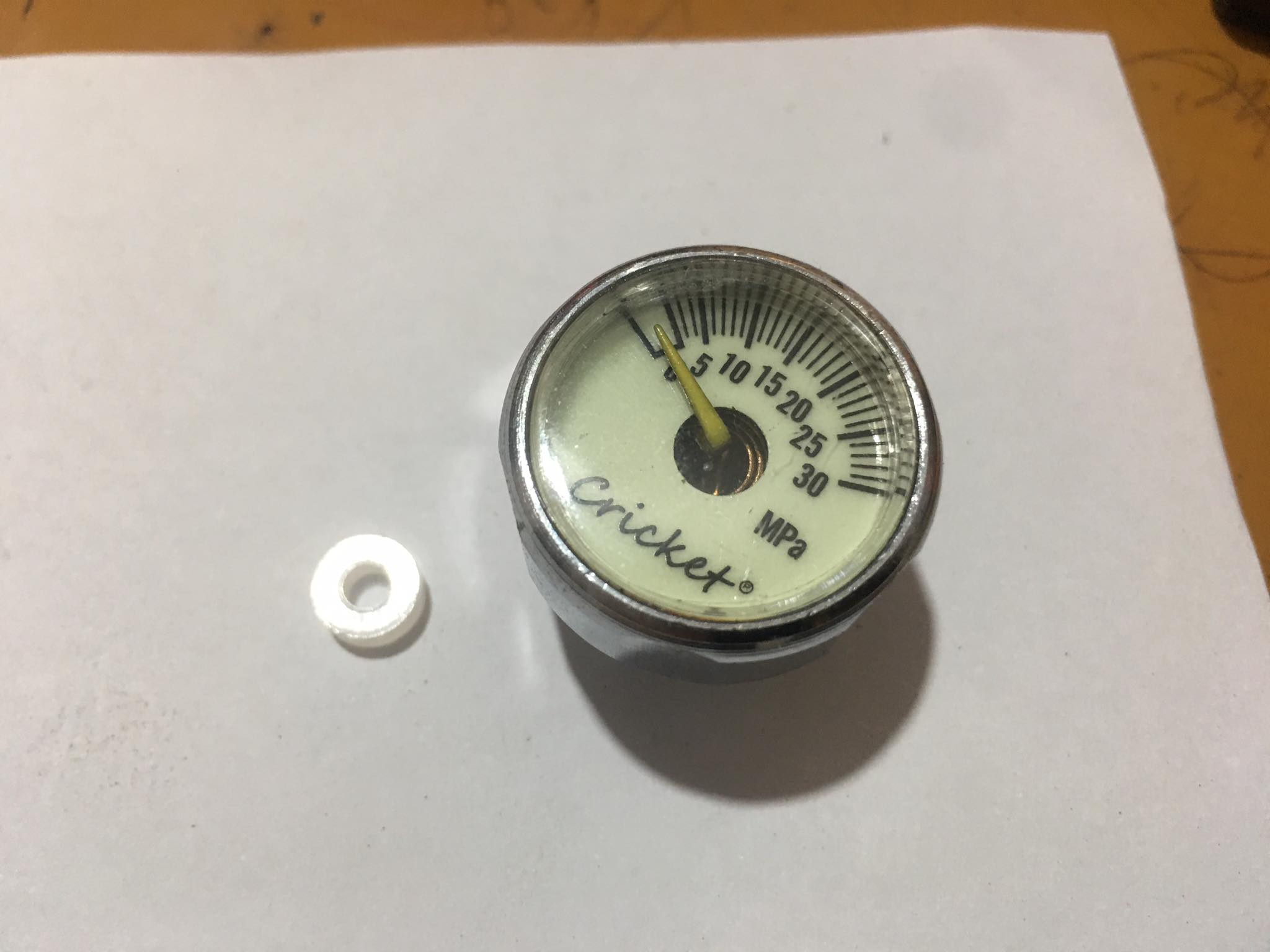 1 Đồng hồ 30mpa màu trắng chân 8.