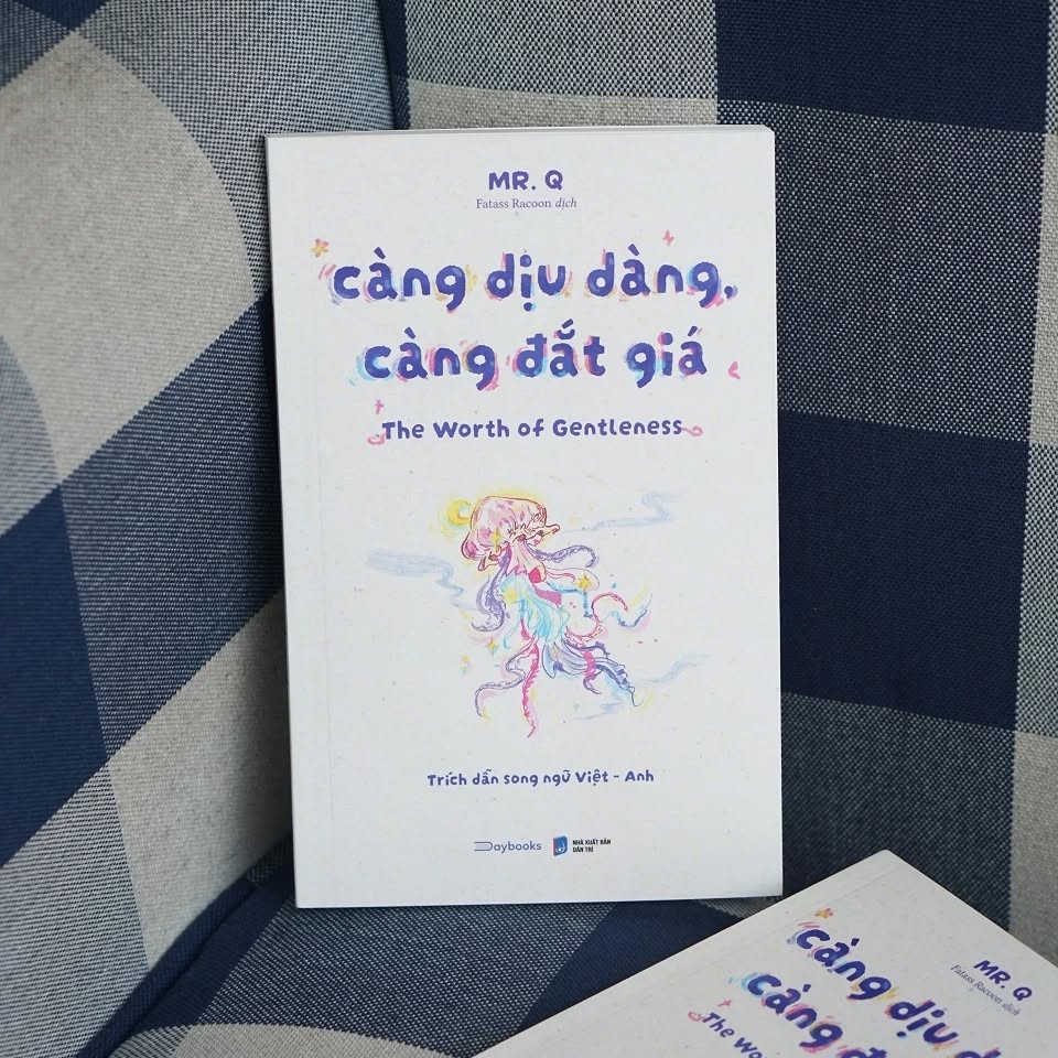 Sách - Càng Dịu Dàng, Càng Đắt Giá (Trích Dẫn Song Ngữ Việt - Anh) - Mr. Q