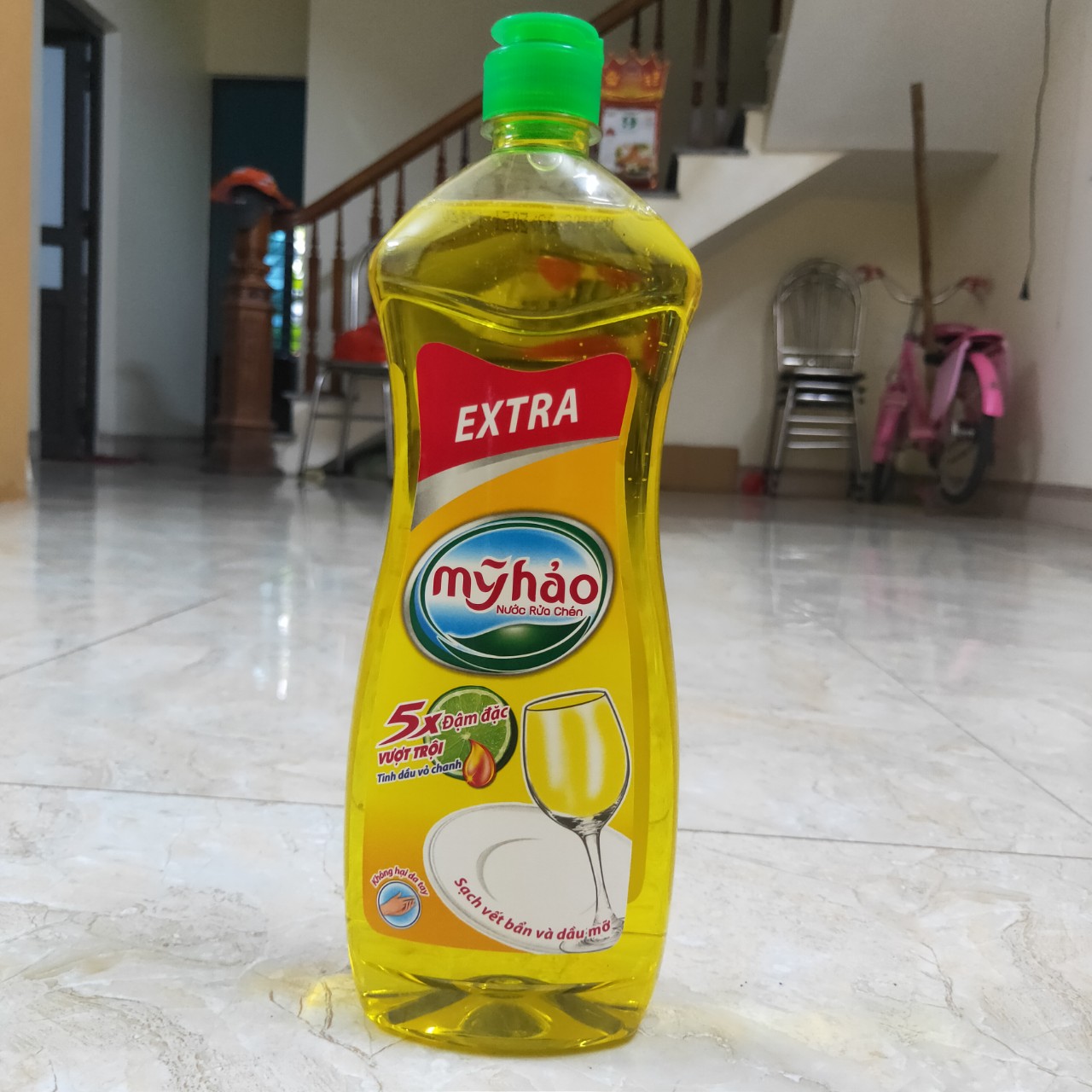 Nước rửa chén Mỹ Hảo Tinh Dầu Vỏ Chanh Chai 750ml màu Vàng