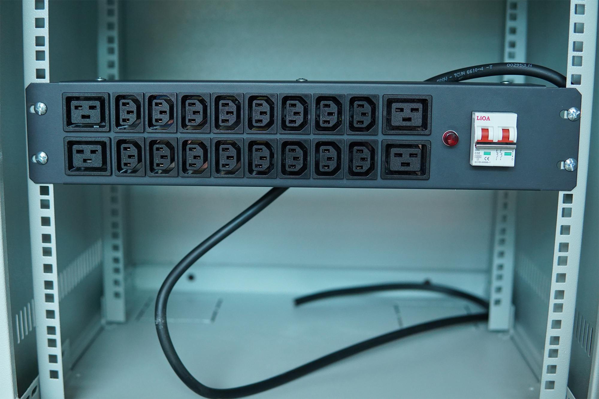 [HCM]Ổ cắm điện Thanh nguồn PDU Rack 16 Port C13 & 4 Port C19 Có CB