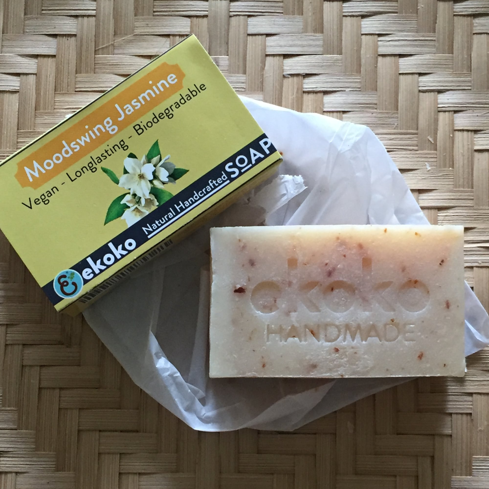 Xà phòng handmade Hoa nhài Ekoko Moodswing Jasmine có cánh hoa lài khô 100g