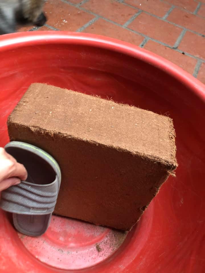 Mùn dừa ít sơ ép bánh siêu chặt dùng làm đất sạch trồng cây hoặc giá thể ươm cây, bánh khoảng 5kg nở ra được tầm 70 lít tương đương 2 bao thông thường