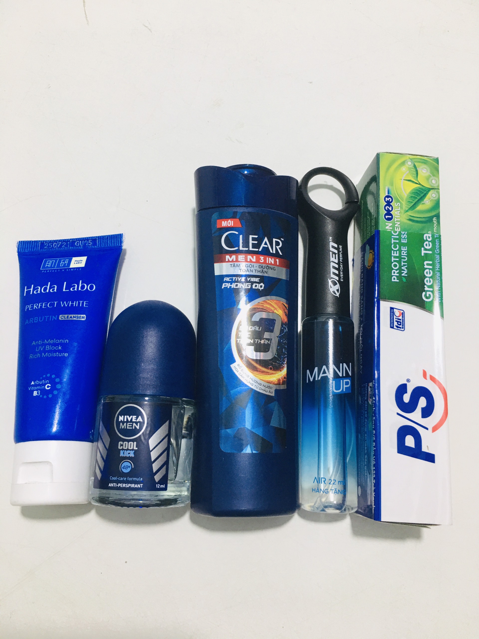 Combo 5 món bao gồm: 1 chai dầu gội clear men 70ml/chai +1 lăn nivea 12ml+1 hadallabo 25g+ 1 xmen manup 22ml+1 ps 30g