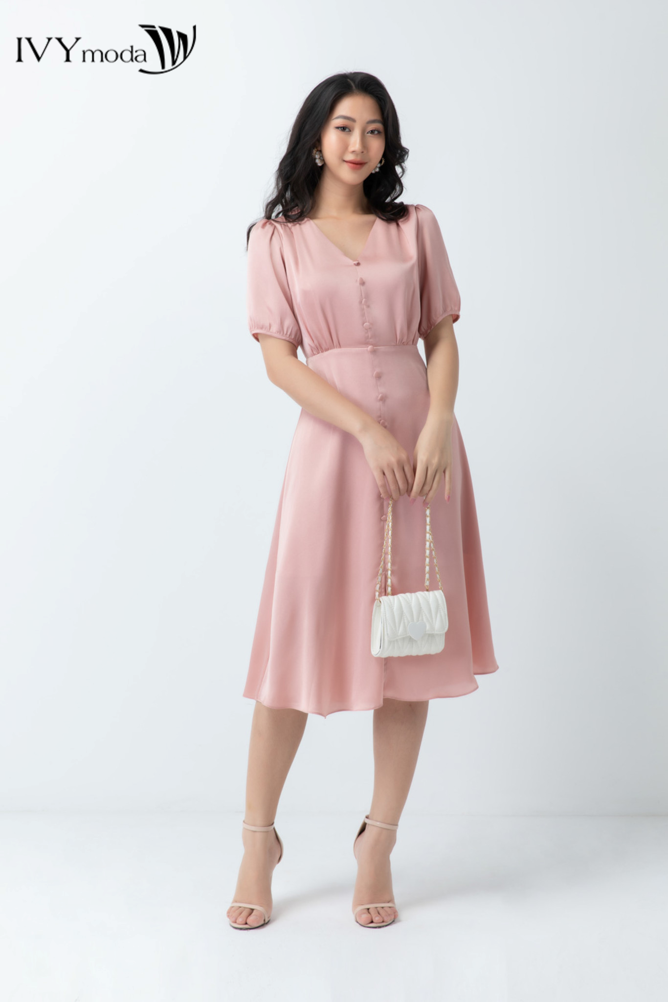 Đầm lụa cổ v phối nút dọc thân nữ tính ivy moda ms 48m6680