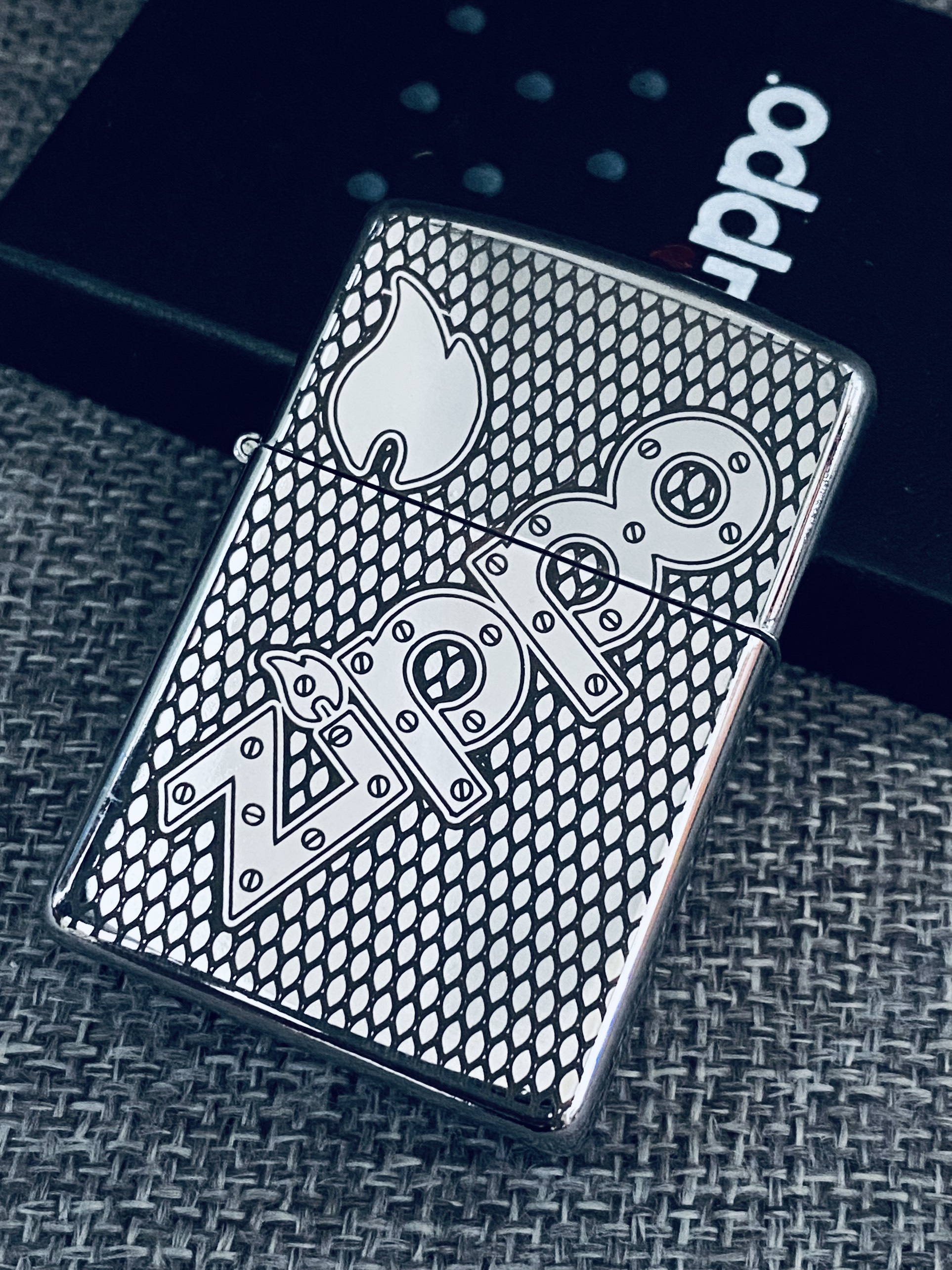  Bật Lửa Zippo Mỹ Đời 2005 Mẫu Trắng Bạc Khắc chữ Zippo Bản Amor  Tặng Kèm Chai Xăng + Hộp . 