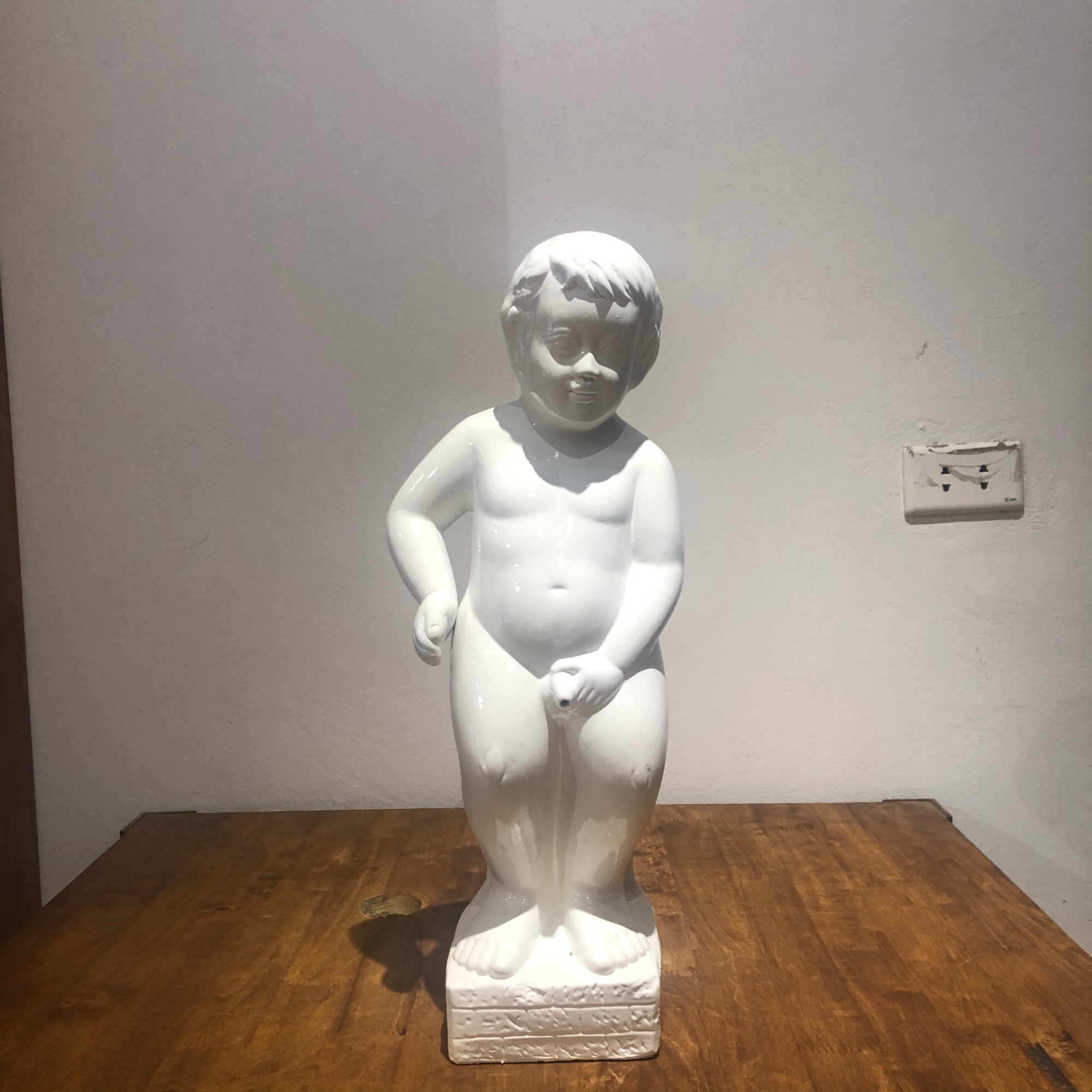 Tượng chú bé đứng tè, cao 50 cm