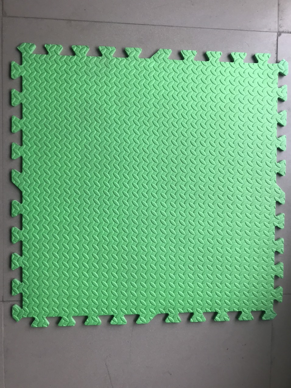Tấm thảm xốp vân khế màu xanh lá cây lỗi nhỏ 60 x 60 x 0.7 cm