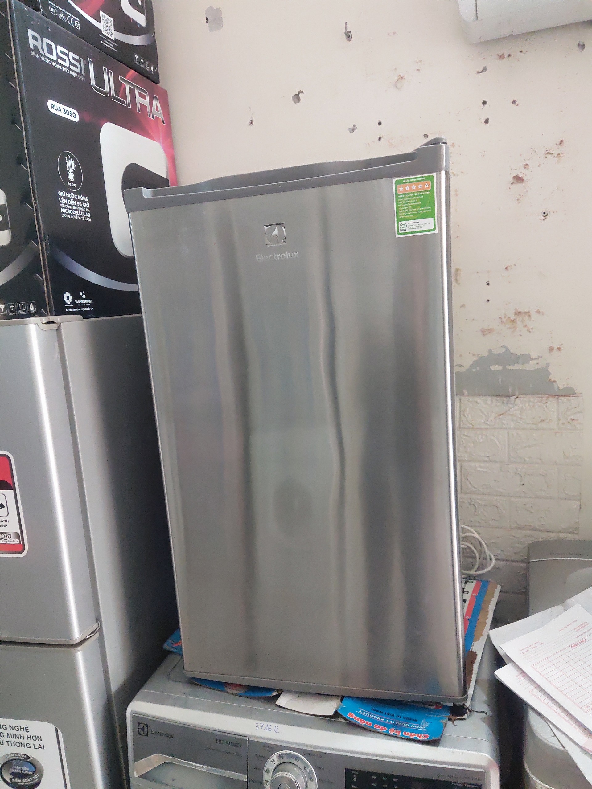 Tủ lạnh Electrolux 93l