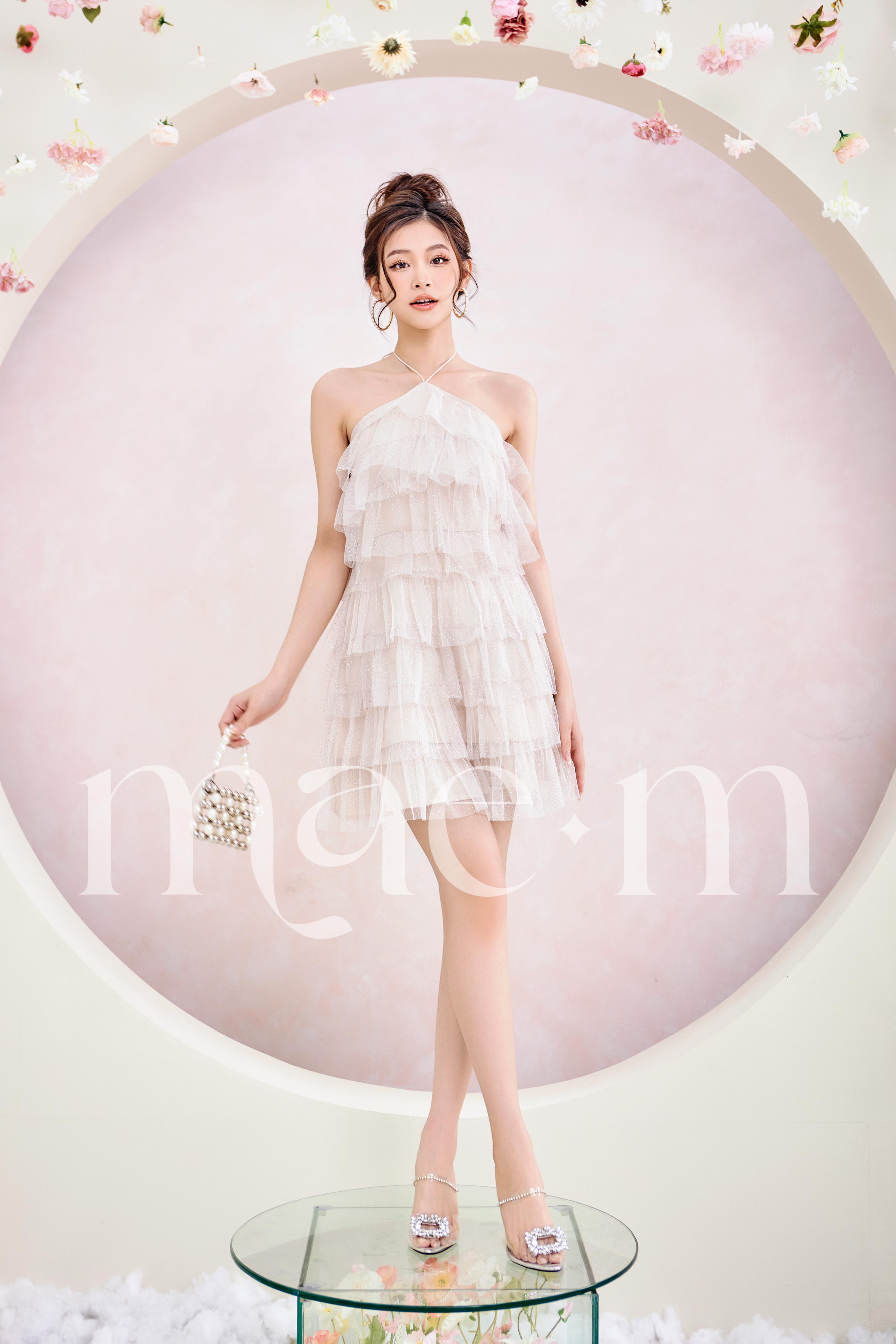 Đầm yếm Mae M Váy cổ yếm xếp ly tầng voa nhũ Blossie