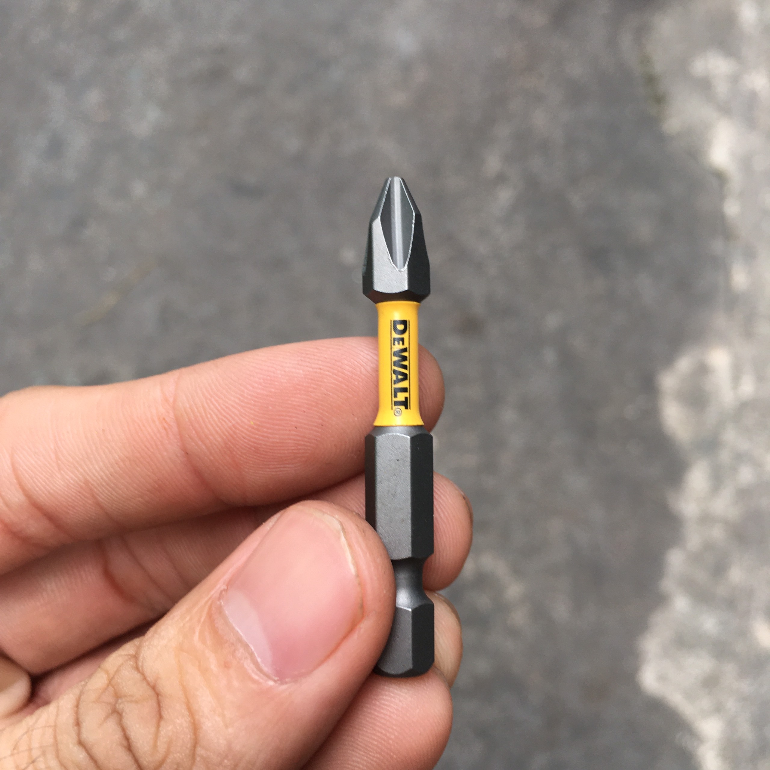 Mũi vít dewat ph2 dài 50mm màu xám tem vàng