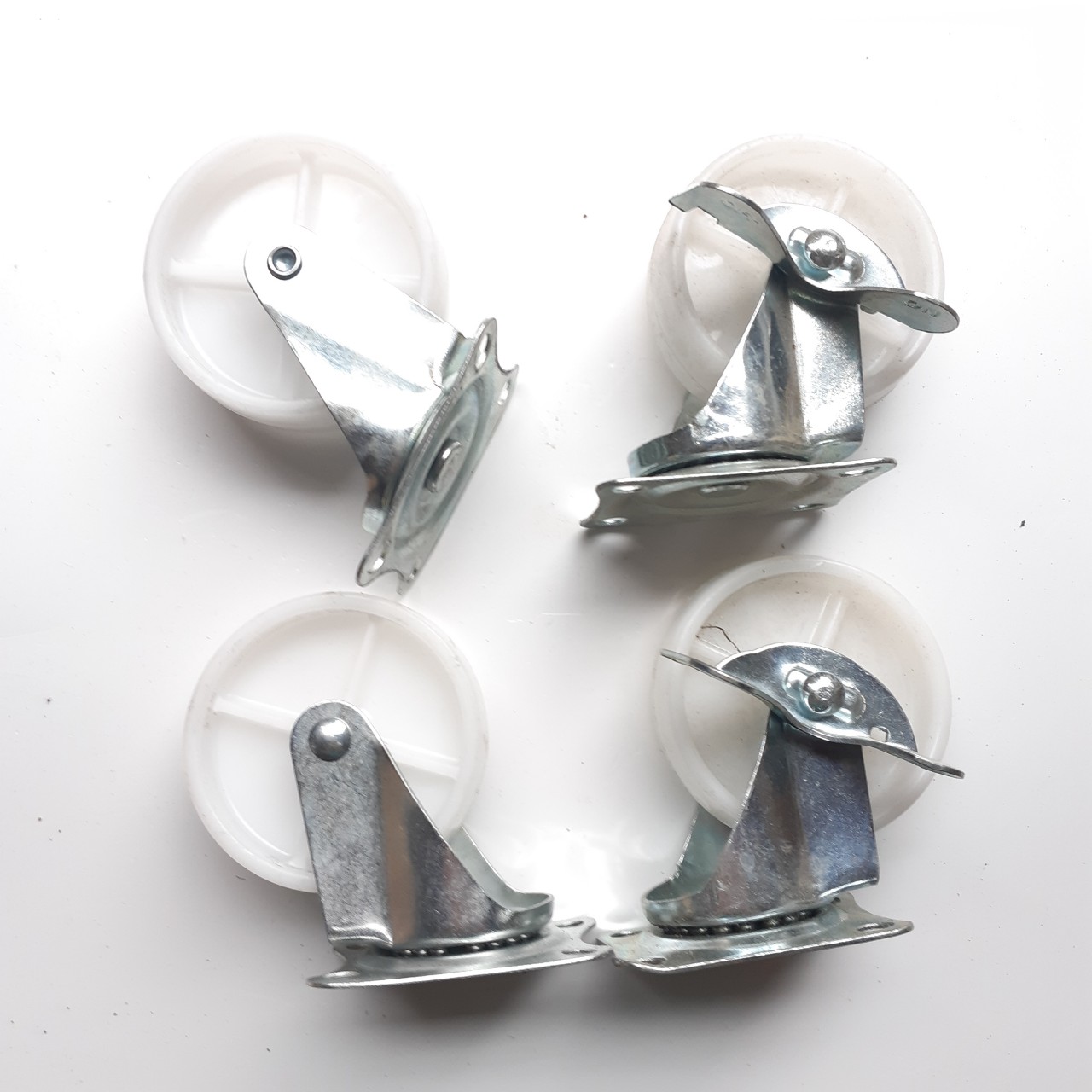 Bộ bánh xe đẩy nhựa trắng 5 cm xoay 360 độ, có khóa chống trượt