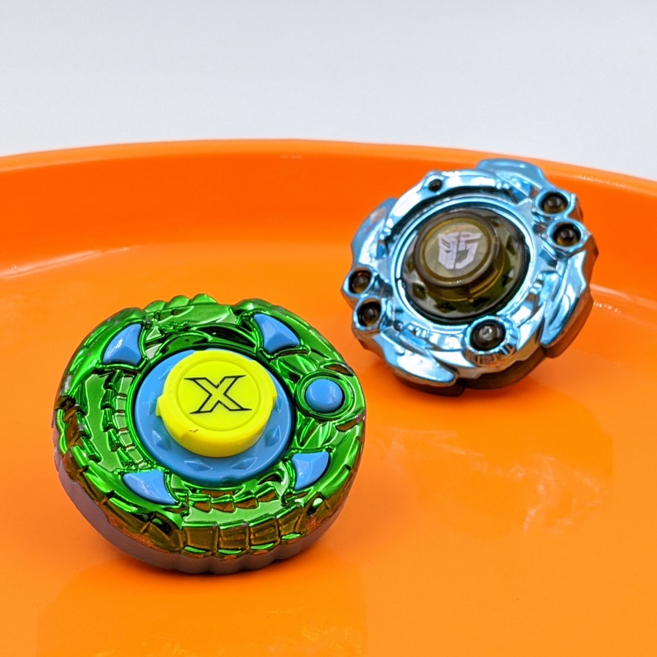 Bộ đồ chơi con quay vô cực Infinity Nado gồm 2 con quay kim loại và sàn đấu