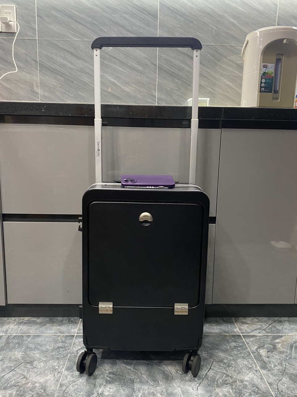 Vali size 20 doanh nhân khung nhôm Made in USA. KHÓA gài /mật khẩu bảo mật chống trộm,chống cạy khóa tiêu chuẩn TSA tiêu chuẩn quốc