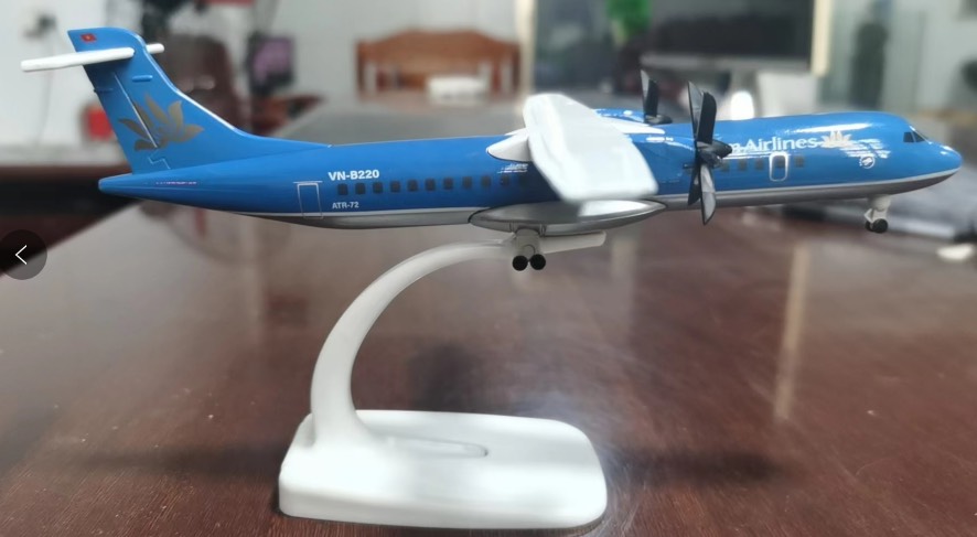 Mô hình máy bay atr-72 18cm có đế trưng bày
