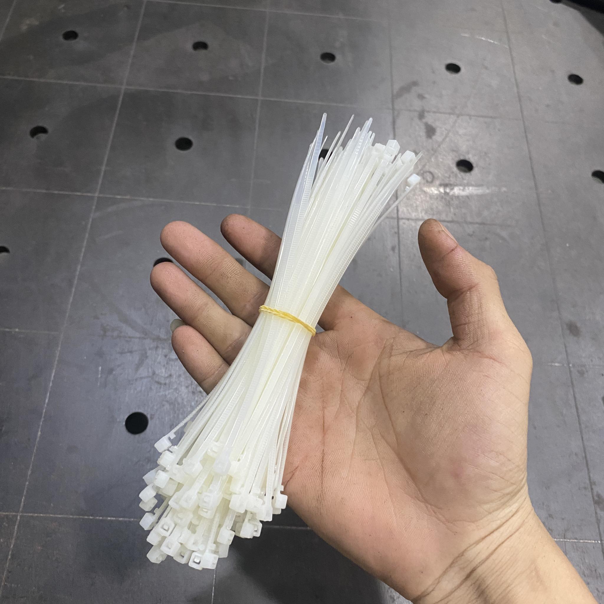 Bó 100 dây gút nhựa