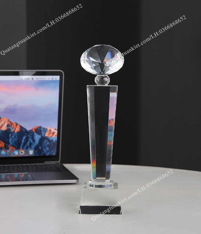 Cúp lưu niệm pha lê kim cương
