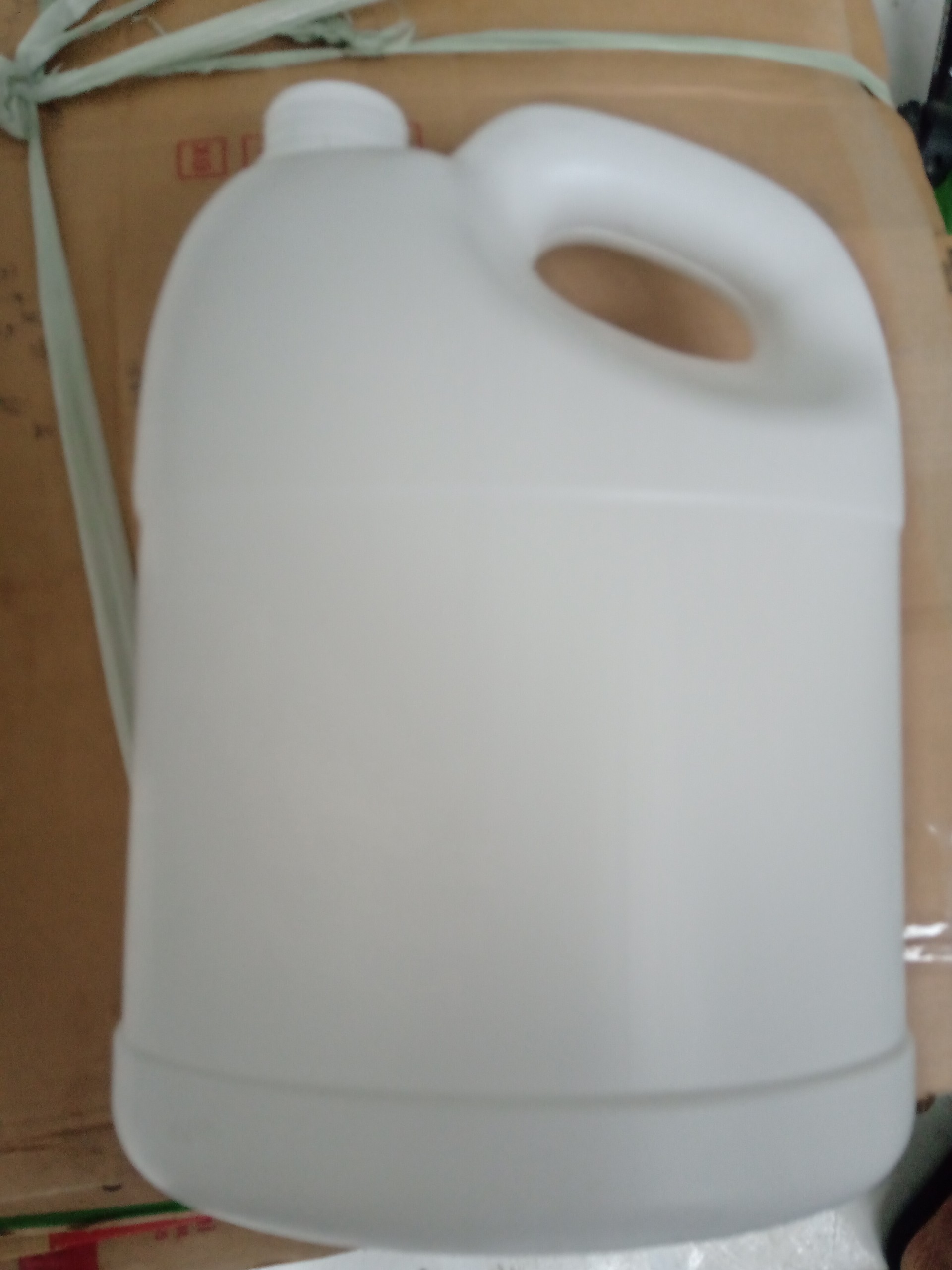 [HCM]1 cái Can nhựa 3.8 lít. Kiểu dáng giống Dnee. Can nhựa HDPE.