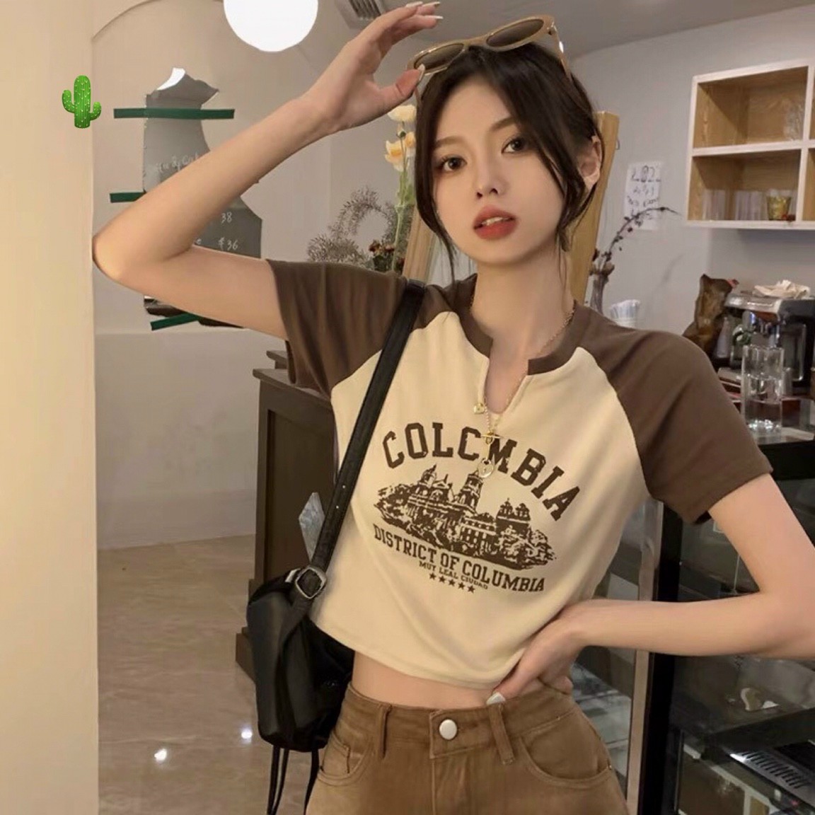 Áo Croptop cổ chẻ phối chữ