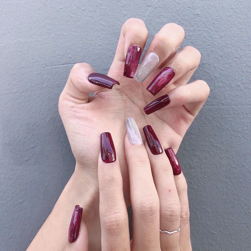 Nail đỏ luôn là một lựa chọn hoàn hảo và mới nhất luôn là điều mà phái đẹp cần. Vào năm 2024 này, chúng tôi giới thiệu đến các bạn nail đỏ mới nhất, với những kết hợp màu sắc độc đáo và kiểu dáng tinh tế. Bạn sẽ tìm thấy ngay đôi bàn tay đẹp nhất của mình với mẫu nail đỏ mới nhất này.