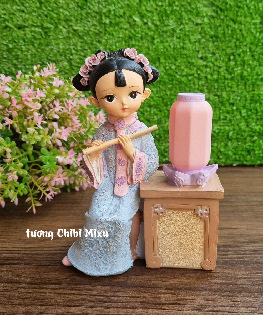 Tượng thiếu nữ cổ trang ngồi thổi sáo dưới đèn