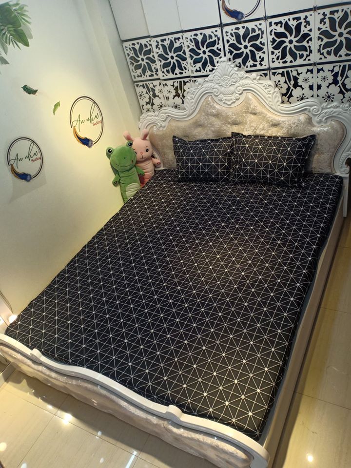 Set 3 ga gối - Bộ ga chun và 2 vỏ gối màu đen chất Cotton Poly họa tiết kẻ bàn cờ