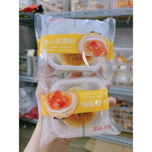 1 cái bánh liu trứng chảy egg yok siêu hot