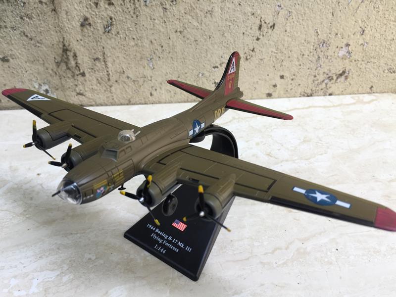 [HCM]Mô hình Máy bay ném bom B-17D 1:144