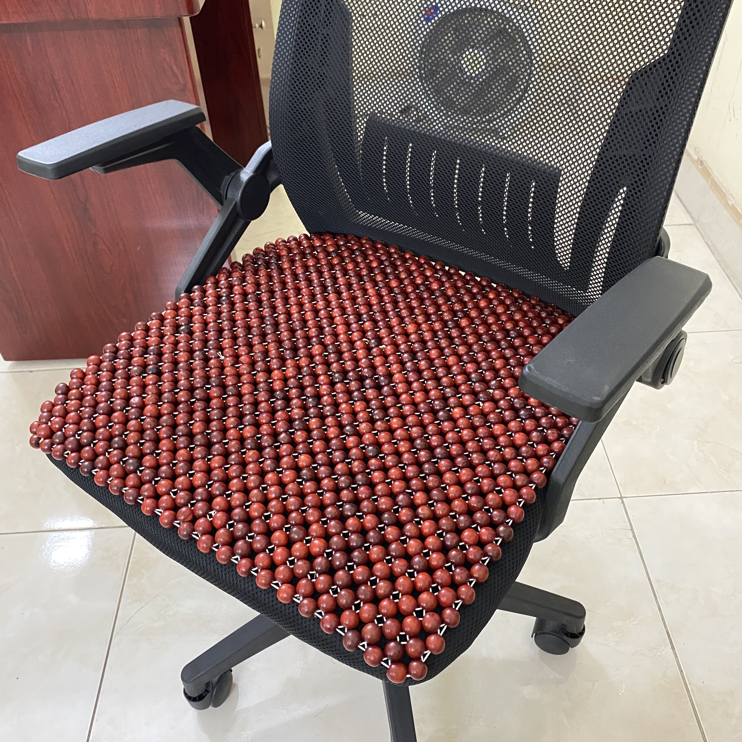 Lót ghế ngồi văn phòng thoáng khí gỗ Hương - Giảm tình trạng mỏi cơ, đau nhức, Những bệnh lý văn phòng như thoát vị đĩa đệm, gai xương, đau lưng sẽ giảm thiểu đáng kể.