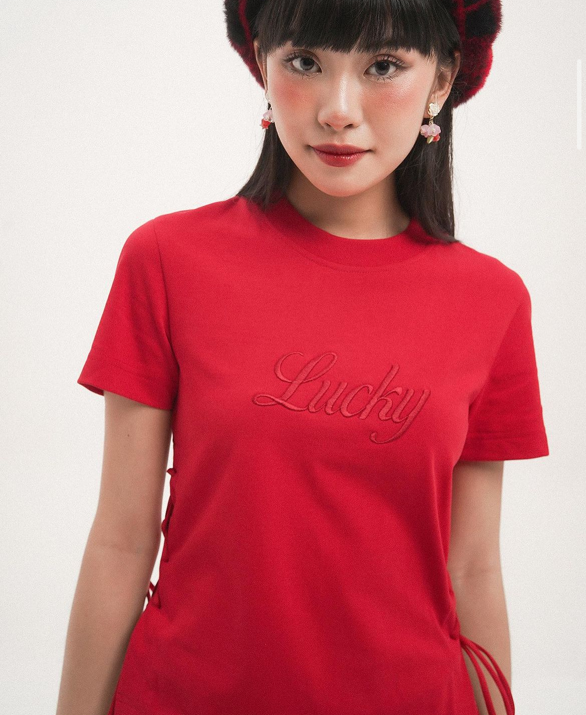 Double Moonshot - Áo thun đỏ thêu chữ Lucky
