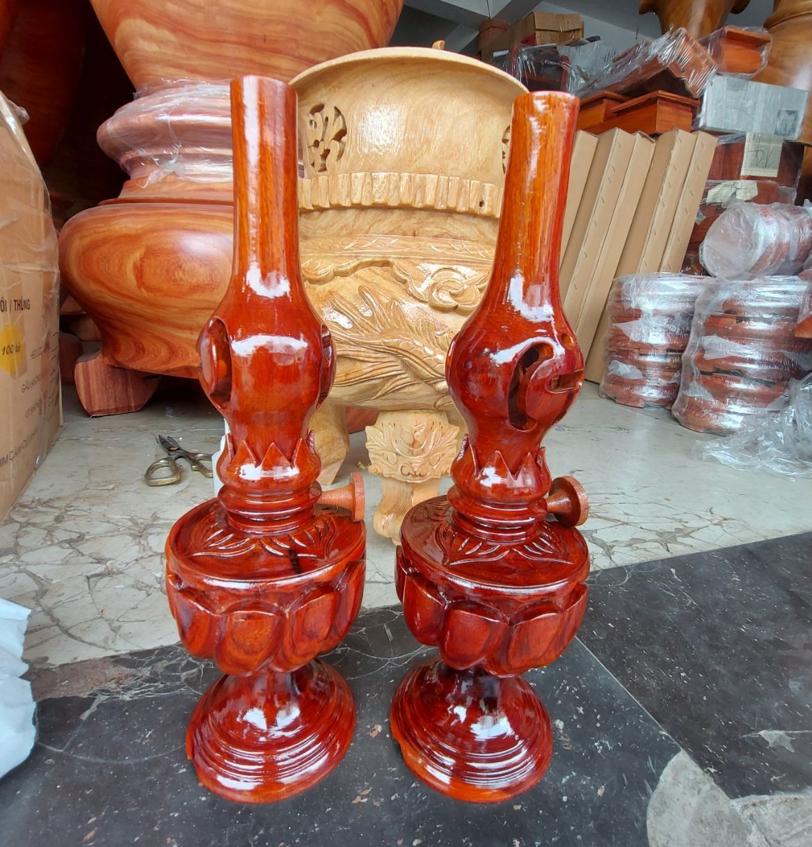 Cặp đèn thờ gia tiên kiểu đèn dầu nguyên khối gỗ hương cao 25cm